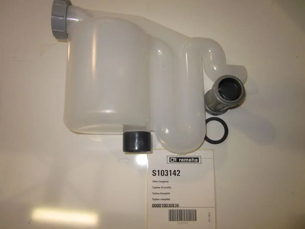 Siphon von Remeha in transparentem Kunststoff mit mehreren Anschlussöffnungen und einem flexiblen Rohr, geeignet für die Verbindung in Sanitäranlagen.
